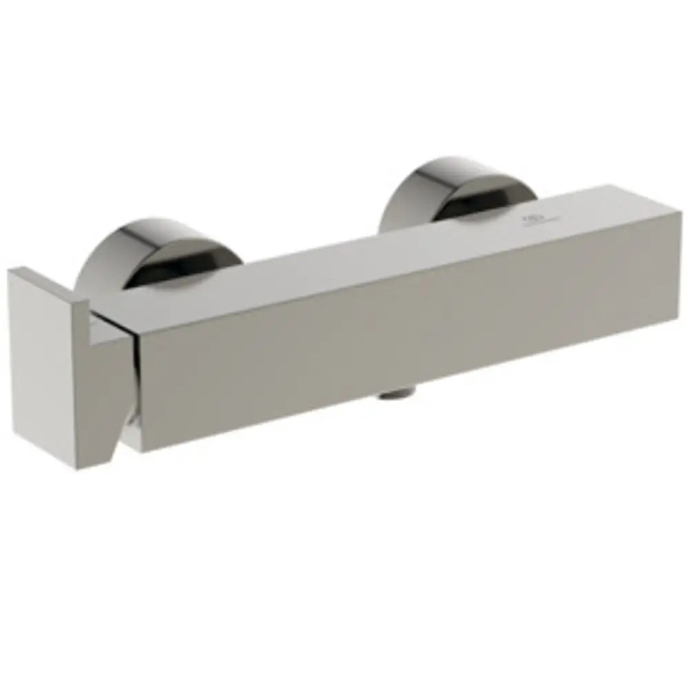 Brausearmatur in glänzendem Silber mit rechteckiger Form und runden Reglern, hergestellt von Ideal Standard.